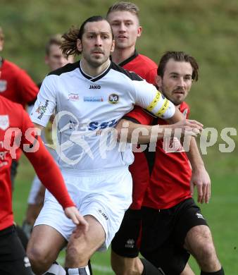 Fussball Kaerntner Liga. Maria Saal gegen Spittal. Roland Krenn,  (Maria Saal),  Daniel Trupp (Spittal). Maria Saal, am 17.10.2015.
Foto: Kuess
---
pressefotos, pressefotografie, kuess, qs, qspictures, sport, bild, bilder, bilddatenbank