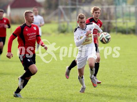 Fussball Kaerntner Liga. Maria Saal gegen Spittal. Kevin Puschl Schliefnig,  (Maria Saal), Daniel Urbas (Spittal). Maria Saal, am 17.10.2015.
Foto: Kuess
---
pressefotos, pressefotografie, kuess, qs, qspictures, sport, bild, bilder, bilddatenbank