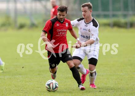 Fussball Kaerntner Liga. Maria Saal gegen Spittal. Zsolt Vari, (Maria Saal),  Patrick Markus Unterlerchner (Spittal). Maria Saal, am 17.10.2015.
Foto: Kuess
---
pressefotos, pressefotografie, kuess, qs, qspictures, sport, bild, bilder, bilddatenbank