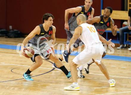 Basketball 2. Bundesliga 2015/16 Grunddurchgang 5.Runde.  Woerthersee Piraten gegen Raiders Villach. Joachim Buggelsheim,  ( Woerthersee Piraten), Andreas Kuttnig (Villach). Klagenfurt, am 17.10.2015.
Foto: Kuess
---
pressefotos, pressefotografie, kuess, qs, qspictures, sport, bild, bilder, bilddatenbank