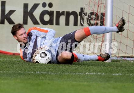 Fussball Unterliga Ost. Woelfnitz gegen Sele Zell. Manuel Pirmann  (Woelfnitz). Woelfnitz, am 17.10.2015.
Foto: Kuess
---
pressefotos, pressefotografie, kuess, qs, qspictures, sport, bild, bilder, bilddatenbank