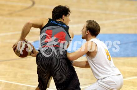 Basketball 2. Bundesliga 2015/16 Grunddurchgang 5.Runde.  Woerthersee Piraten gegen Raiders Villach. Sebastian Huber,  ( Woerthersee Piraten), Andreas Kuttnig (Villach). Klagenfurt, am 17.10.2015.
Foto: Kuess
---
pressefotos, pressefotografie, kuess, qs, qspictures, sport, bild, bilder, bilddatenbank