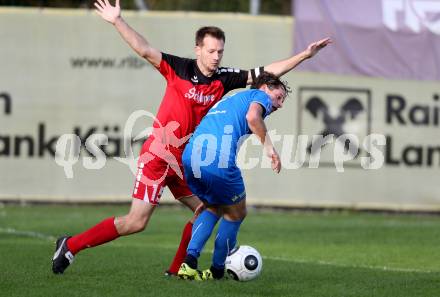 Fussball Unterliga Ost. Woelfnitz gegen Sele Zell. Christoph Wrulich, (Woelfnitz), Domen Kosnik  (Sele Zell). Woelfnitz, am 17.10.2015.
Foto: Kuess
---
pressefotos, pressefotografie, kuess, qs, qspictures, sport, bild, bilder, bilddatenbank