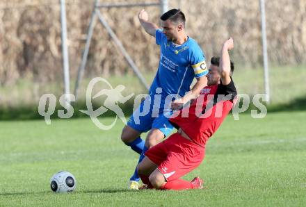 Fussball Unterliga Ost. Woelfnitz gegen Sele Zell. Michael Schneider,  (Woelfnitz),  Daniel Cumurdzic (Sele Zell). Woelfnitz, am 17.10.2015.
Foto: Kuess
---
pressefotos, pressefotografie, kuess, qs, qspictures, sport, bild, bilder, bilddatenbank