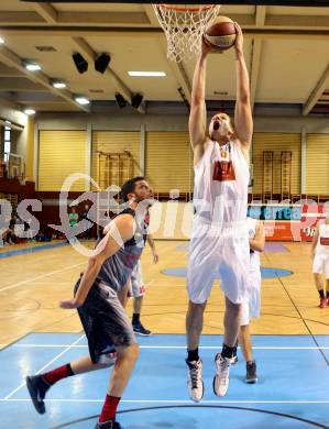 Basketball 2. Bundesliga 2015/16 Grunddurchgang 5.Runde.  Woerthersee Piraten gegen Raiders Villach. Sebastian Wuertz,  (Woerthersee Piraten), Erik Rhinehart (Villach). Klagenfurt, am 17.10.2015.
Foto: Kuess
---
pressefotos, pressefotografie, kuess, qs, qspictures, sport, bild, bilder, bilddatenbank