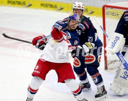 EBEL. Eishockey Bundesliga. EC VSV gegen EC Red Bull Salzburg. Markus Schlacher, (VSV), Pehr Ledin (Salzburg). Villach, am 20.10.2015.
Foto: Kuess 


---
pressefotos, pressefotografie, kuess, qs, qspictures, sport, bild, bilder, bilddatenbank