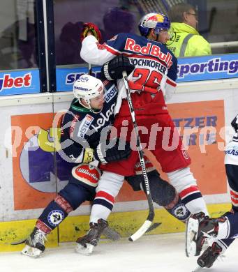 EBEL. Eishockey Bundesliga. EC VSV gegen EC Red Bull Salzburg. Dustin Johner,  (VSV), Peter Hochkofler (Salzburg). Villach, am 20.10.2015.
Foto: Kuess 


---
pressefotos, pressefotografie, kuess, qs, qspictures, sport, bild, bilder, bilddatenbank