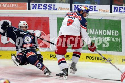 EBEL. Eishockey Bundesliga. EC VSV gegen EC Red Bull Salzburg. Brock McBride, (VSV), Brian Fahey (Salzburg). Villach, am 20.10.2015.
Foto: Kuess 


---
pressefotos, pressefotografie, kuess, qs, qspictures, sport, bild, bilder, bilddatenbank