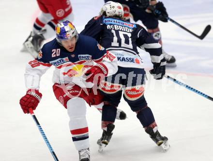 EBEL. Eishockey Bundesliga. EC VSV gegen EC Red Bull Salzburg.Brock McBride,  (VSV), Daniel Welser (Salzburg). Villach, am 20.10.2015.
Foto: Kuess 


---
pressefotos, pressefotografie, kuess, qs, qspictures, sport, bild, bilder, bilddatenbank