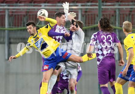 Fussball Sky go Erste Liga. SK Austria Klagenfurt gegen SKN St. Poelten.    Bernd Kager, Filip Dmitrovic, (Klagenfurt), Lucas Segovia Daniel  (St. Poelten). Klagenfurt, am 16.10.2015.
Foto: Kuess
---
pressefotos, pressefotografie, kuess, qs, qspictures, sport, bild, bilder, bilddatenbank