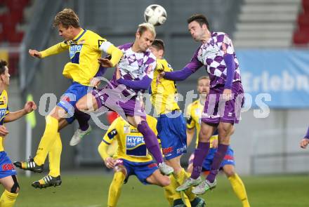 Fussball Sky go Erste Liga. SK Austria Klagenfurt gegen SKN St. Poelten.    Rajko Rep, Domagoj Beslic,  (Klagenfurt), Tomasz Wisio (St. Poelten). Klagenfurt, am 16.10.2015.
Foto: Kuess
---
pressefotos, pressefotografie, kuess, qs, qspictures, sport, bild, bilder, bilddatenbank