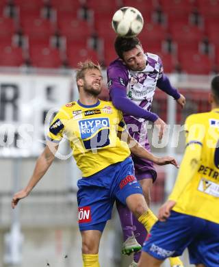 Fussball Sky go Erste Liga. SK Austria Klagenfurt gegen SKN St. Poelten.    Domagoj Beslic,  (Klagenfurt), Martin Grasegger (St. Poelten). Klagenfurt, am 16.10.2015.
Foto: Kuess
---
pressefotos, pressefotografie, kuess, qs, qspictures, sport, bild, bilder, bilddatenbank