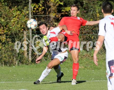 Fussball. Kaerntner Liga. ATUS Ferlach gegen SAK. Alexander Krainer,  (Ferlach), Murat Veliu (SAK). Ferlach, am 23.10.2015.
Foto: Kuess
---
pressefotos, pressefotografie, kuess, qs, qspictures, sport, bild, bilder, bilddatenbank