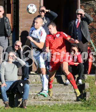 Fussball. Kaerntner Liga. ATUS Ferlach gegen SAK. Thomas Waldhauser, (Ferlach), Christian Dlopst  (SAK). Ferlach, am 23.10.2015.
Foto: Kuess
---
pressefotos, pressefotografie, kuess, qs, qspictures, sport, bild, bilder, bilddatenbank