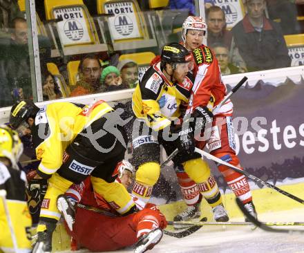 EBEL. Eishockey Bundesliga. KAC gegen UPC Vienna Capitals. Jamie Lundmark, (KAC), Jamie Fraser  (Caps). Klagenfurt, am 23.10.2015.
Foto: Kuess

---
pressefotos, pressefotografie, kuess, qs, qspictures, sport, bild, bilder, bilddatenbank