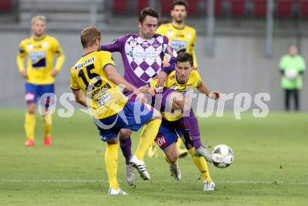 Fussball Sky go Erste Liga. SK Austria Klagenfurt gegen SKN St. Poelten.    Domagoj Beslic,  (Klagenfurt), Martin Grasegger, Michael Ambichl (St. Poelten). Klagenfurt, am 16.10.2015.
Foto: Kuess
---
pressefotos, pressefotografie, kuess, qs, qspictures, sport, bild, bilder, bilddatenbank