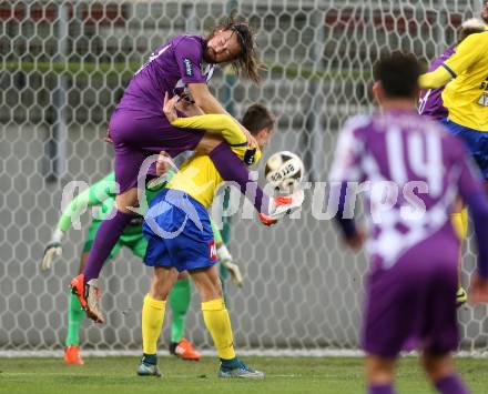 Fussball Sky go Erste Liga. SK Austria Klagenfurt gegen SKN St. Poelten.    Matthias Sereinig, (Klagenfurt), David Stec  (St. Poelten). Klagenfurt, am 16.10.2015.
Foto: Kuess
---
pressefotos, pressefotografie, kuess, qs, qspictures, sport, bild, bilder, bilddatenbank