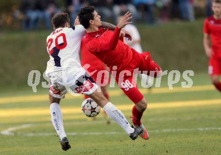 Fussball. Kaerntner Liga. ATUS Ferlach gegen SAK. Lukas Jaklitsch,  (Ferlach), Michael Kirisits (SAK). Ferlach, am 23.10.2015.
Foto: Kuess
---
pressefotos, pressefotografie, kuess, qs, qspictures, sport, bild, bilder, bilddatenbank