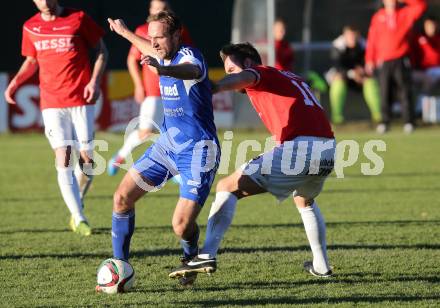 Fussball Kaerntner Liga. Treibach gegen Gmuend. Arno Paul Kozelsky,  (Treibach),  Udo Gasser (Gmuend). Treibach, am 24.10.2015.
Foto: Kuess
---
pressefotos, pressefotografie, kuess, qs, qspictures, sport, bild, bilder, bilddatenbank