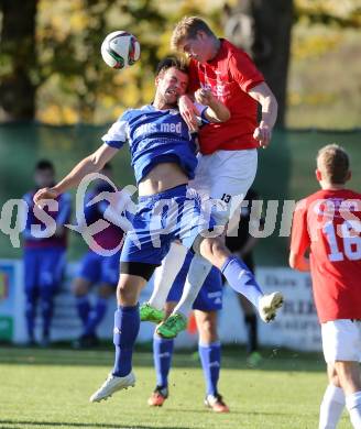 Fussball Kaerntner Liga. Treibach gegen Gmuend. Julian Huebl,  (Treibach),  Domenik Steiner (Gmuend). Treibach, am 24.10.2015.
Foto: Kuess
---
pressefotos, pressefotografie, kuess, qs, qspictures, sport, bild, bilder, bilddatenbank