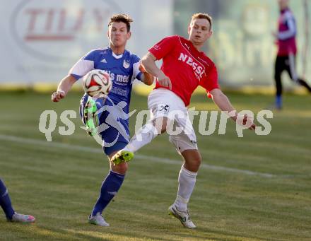 Fussball Kaerntner Liga. Treibach gegen Gmuend. Florian Philipp Wieser,  (Treibach), Kevin Matthias Winkler (Gmuend). Treibach, am 24.10.2015.
Foto: Kuess
---
pressefotos, pressefotografie, kuess, qs, qspictures, sport, bild, bilder, bilddatenbank