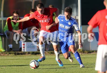 Fussball Kaerntner Liga. Treibach gegen Gmuend. Andreas Wolfger, (Treibach), Alexander Laurent Preiml  (Gmuend). Treibach, am 24.10.2015.
Foto: Kuess
---
pressefotos, pressefotografie, kuess, qs, qspictures, sport, bild, bilder, bilddatenbank