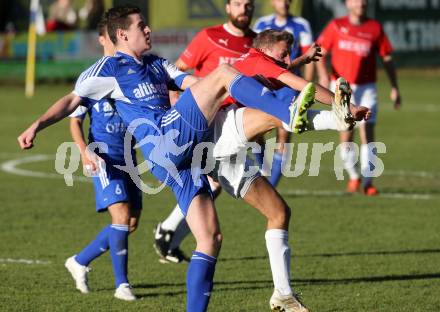 Fussball Kaerntner Liga. Treibach gegen Gmuend. Hanno Ulrich Wachernig,  (Treibach), Thomas Klingbacher (Gmuend). Treibach, am 24.10.2015.
Foto: Kuess
---
pressefotos, pressefotografie, kuess, qs, qspictures, sport, bild, bilder, bilddatenbank