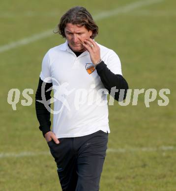 Fussball Unterliga Ost. SG FC Poggersdorf gegen Eberstein. Trainer Aco Obradovic (Eberstein). Poggersdorf, am 25.10.2015.
Foto: Kuess
---
pressefotos, pressefotografie, kuess, qs, qspictures, sport, bild, bilder, bilddatenbank