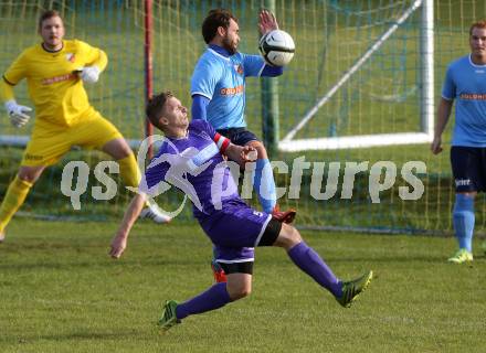 Fussball Unterliga Ost. SG FC Poggersdorf gegen Eberstein. Christian Fuiko,  (Poggersdorf), Ljubisa Strbac (Eberstein). Poggersdorf, am 25.10.2015.
Foto: Kuess
---
pressefotos, pressefotografie, kuess, qs, qspictures, sport, bild, bilder, bilddatenbank