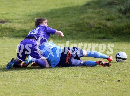 Fussball Unterliga Ost. SG FC Poggersdorf gegen Eberstein. Marcel Untersteiner (Poggersdorf), Elias Nicolas Hant (Eberstein). Poggersdorf, am 25.10.2015.
Foto: Kuess
---
pressefotos, pressefotografie, kuess, qs, qspictures, sport, bild, bilder, bilddatenbank