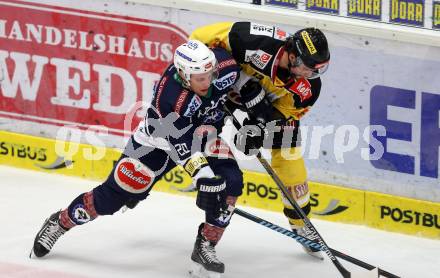 EBEL. Eishockey Bundesliga. EC VSV gegen UPC Vienna Capitals. Nico Brunner, (VSV), Michael Schiechl (Vienna Capitals). Villach, am 26.10.2015.
Foto: Kuess 


---
pressefotos, pressefotografie, kuess, qs, qspictures, sport, bild, bilder, bilddatenbank