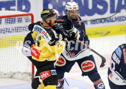 EBEL. Eishockey Bundesliga. EC VSV gegen UPC Vienna Capitals. Matt Kelly,  (VSV), Kurtis McLean (Vienna Capitals). Villach, am 26.10.2015.
Foto: Kuess 


---
pressefotos, pressefotografie, kuess, qs, qspictures, sport, bild, bilder, bilddatenbank