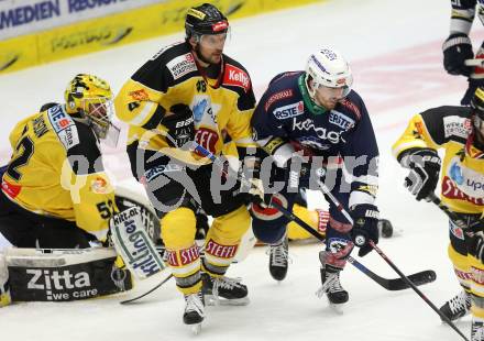 EBEL. Eishockey Bundesliga. EC VSV gegen UPC Vienna Capitals. Miha Verlic,  (VSV), Florian Iberer, Nathan Lawson (Vienna Capitals). Villach, am 26.10.2015.
Foto: Kuess 


---
pressefotos, pressefotografie, kuess, qs, qspictures, sport, bild, bilder, bilddatenbank