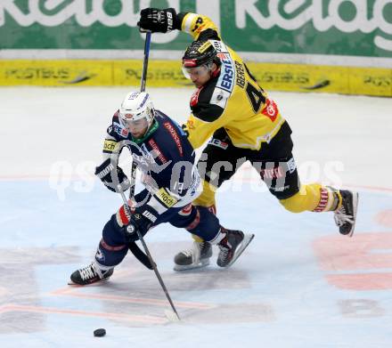 EBEL. Eishockey Bundesliga. EC VSV gegen UPC Vienna Capitals. Ziga Pance,  (VSV), Florian Iberer (Vienna Capitals). Villach, am 26.10.2015.
Foto: Kuess 


---
pressefotos, pressefotografie, kuess, qs, qspictures, sport, bild, bilder, bilddatenbank