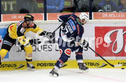 EBEL. Eishockey Bundesliga. EC VSV gegen UPC Vienna Capitals. Markus Schlacher,  (VSV), Nikolaus Hartl (Vienna Capitals). Villach, am 26.10.2015.
Foto: Kuess 


---
pressefotos, pressefotografie, kuess, qs, qspictures, sport, bild, bilder, bilddatenbank