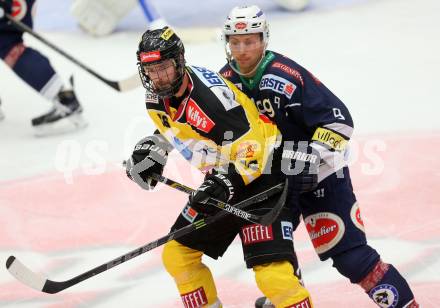 EBEL. Eishockey Bundesliga. EC VSV gegen UPC Vienna Capitals. Dustin Johner,  (VSV), MacGregor Sharp (Vienna Capitals). Villach, am 26.10.2015.
Foto: Kuess 


---
pressefotos, pressefotografie, kuess, qs, qspictures, sport, bild, bilder, bilddatenbank