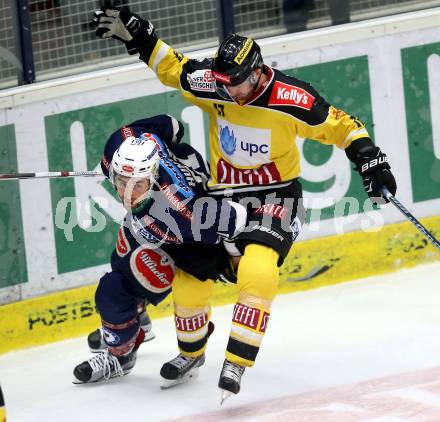 EBEL. Eishockey Bundesliga. EC VSV gegen UPC Vienna Capitals.  Eric Hunter,  (VSV), Kurtis McLean (Vienna Capitals). Villach, am 26.10.2015.
Foto: Kuess 


---
pressefotos, pressefotografie, kuess, qs, qspictures, sport, bild, bilder, bilddatenbank