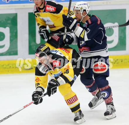 EBEL. Eishockey Bundesliga. EC VSV gegen UPC Vienna Capitals. Eric Hunter,  (VSV), Danny Bois (Vienna Capitals). Villach, am 26.10.2015.
Foto: Kuess 


---
pressefotos, pressefotografie, kuess, qs, qspictures, sport, bild, bilder, bilddatenbank