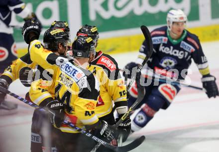 EBEL. Eishockey Bundesliga. EC VSV gegen UPC Vienna Capitals.  Torjubel Andreas Noedl, Jamie Fraser, Danny Bois  (Vienna Capitals). Villach, am 26.10.2015.
Foto: Kuess 


---
pressefotos, pressefotografie, kuess, qs, qspictures, sport, bild, bilder, bilddatenbank