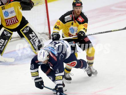 EBEL. Eishockey Bundesliga. EC VSV gegen UPC Vienna Capitals. Ziga Pance,  (VSV), Jamie Fraser (Vienna Capitals). Villach, am 26.10.2015.
Foto: Kuess 


---
pressefotos, pressefotografie, kuess, qs, qspictures, sport, bild, bilder, bilddatenbank