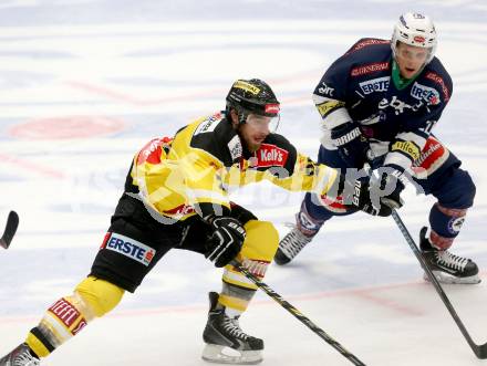 EBEL. Eishockey Bundesliga. EC VSV gegen UPC Vienna Capitals. Nico Brunner, (VSV), Andreas Noedl (Vienna Capitals). Villach, am 26.10.2015.
Foto: Kuess 


---
pressefotos, pressefotografie, kuess, qs, qspictures, sport, bild, bilder, bilddatenbank