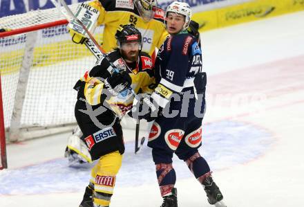 EBEL. Eishockey Bundesliga. EC VSV gegen UPC Vienna Capitals. Patrick Platzer,  (VSV), Troy Milam (Vienna Capitals). Villach, am 26.10.2015.
Foto: Kuess 


---
pressefotos, pressefotografie, kuess, qs, qspictures, sport, bild, bilder, bilddatenbank