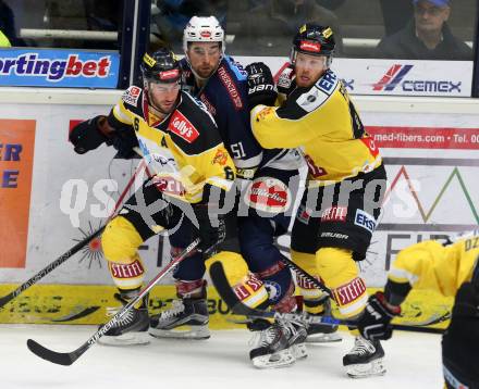 EBEL. Eishockey Bundesliga. EC VSV gegen UPC Vienna Capitals. Eric HUnter,  (VSV), Rafael Rotter, Jamie Fraser (Vienna Capitals). Villach, am 26.10.2015.
Foto: Kuess 


---
pressefotos, pressefotografie, kuess, qs, qspictures, sport, bild, bilder, bilddatenbank