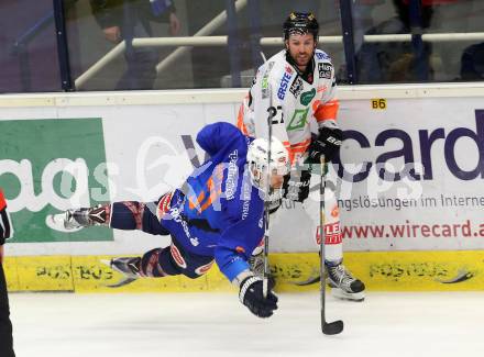 EBEL. Eishockey Bundesliga. EC VSV gegen Moser Medical Graz 99ers.  Eric Hunter,  (VSV), Stephen Werner (Graz). Villach, am 30.10.2015.
Foto: Kuess 


---
pressefotos, pressefotografie, kuess, qs, qspictures, sport, bild, bilder, bilddatenbank