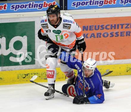 EBEL. Eishockey Bundesliga. EC VSV gegen Moser Medical Graz 99ers.  David Kreuter,  (VSV), Stephen Werner (Graz). Villach, am 30.10.2015.
Foto: Kuess 


---
pressefotos, pressefotografie, kuess, qs, qspictures, sport, bild, bilder, bilddatenbank