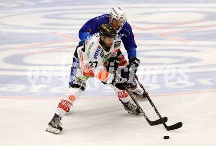 EBEL. Eishockey Bundesliga. EC VSV gegen Moser Medical Graz 99ers.  Benjamin Petrik,  (VSV), Stephen Werner (Graz). Villach, am 30.10.2015.
Foto: Kuess 


---
pressefotos, pressefotografie, kuess, qs, qspictures, sport, bild, bilder, bilddatenbank