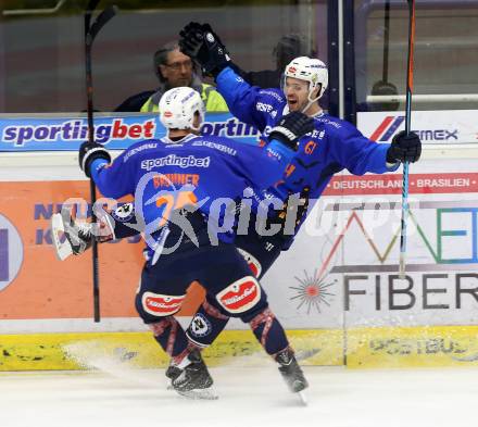 EBEL. Eishockey Bundesliga. EC VSV gegen Moser Medical Graz 99ers.  Torjubel Rick Schofield, Nico Brunner (VSV). Villach, am 30.10.2015.
Foto: Kuess 


---
pressefotos, pressefotografie, kuess, qs, qspictures, sport, bild, bilder, bilddatenbank