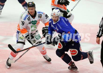 EBEL. Eishockey Bundesliga. EC VSV gegen Moser Medical Graz 99ers.  Rick Schofield, (VSV),  Matthew Fornataro (Graz). Villach, am 30.10.2015.
Foto: Kuess 


---
pressefotos, pressefotografie, kuess, qs, qspictures, sport, bild, bilder, bilddatenbank