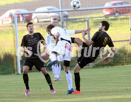 Fussball. Kaerntner Liga. Koettmannsdorf gegen Spittal/Drau. Stephan Buergler, Daniel Globotschnig (Koettmannsdorf), Mario Habunek (Spittal/Drau), Koettmannsdorf, 31.10.2015.
Foto: Kuess
---
pressefotos, pressefotografie, kuess, qs, qspictures, sport, bild, bilder, bilddatenbank