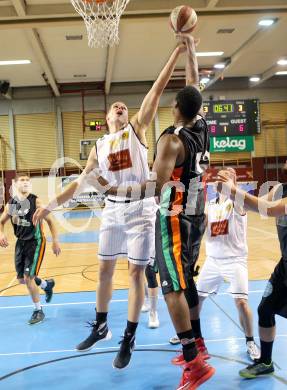 Basketball 2. Bundesliga 2015/16 Grunddurchgang 7.Runde.  Woerthersee Piraten gegen Basket Flames. Sebastian Wuertz,  (Woerthersee Piraten), Seyni N Diaye (Basket Flames). Klagenfurt, am 31.10.2015.
Foto: Kuess
---
pressefotos, pressefotografie, kuess, qs, qspictures, sport, bild, bilder, bilddatenbank